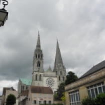 CHARTRES: WIDOK NA KATEDRĘ / VIEW OF THE CATHEDRAL